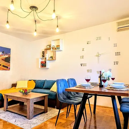 Spacious & Attractive 600m-7minuta Hoda Od Centra, Mogucnost Za Parking-apartmani-nsmilos Apartment *